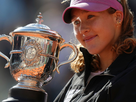 Mirra Andrejewa lächelt mit der Trophäe in den Händen. - Foto: Aurelien Morissard/AP/dpa