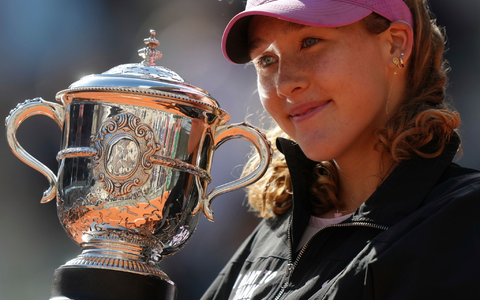 Mirra Andrejewa lächelt mit der Trophäe in den Händen. - Bild: Aurelien Morissard/AP/dpa