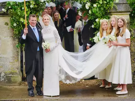 Phillips und Sperling heirateten in einem malerischen englischen Dorf. - Foto: Ben Birchall/PA Wire/dpa