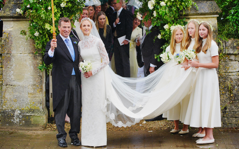 Phillips und Sperling heirateten in einem malerischen englischen Dorf.  - Bild: Ben Birchall/PA Wire/dpa