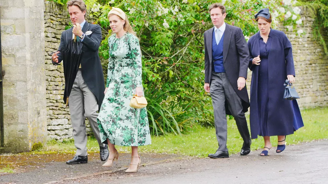 Prinzessin Beatrice und Prinzessin Eugenie reisten nach Kemble. - Bild: Ben Birchall/PA Wire/dpa