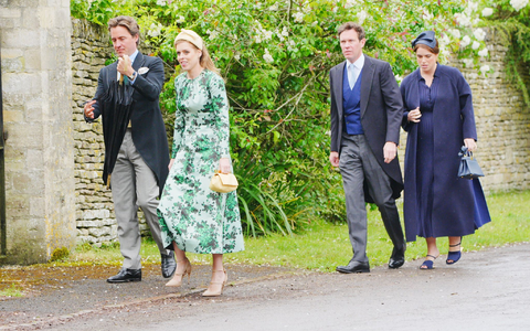 Prinzessin Beatrice und Prinzessin Eugenie reisten nach Kemble. - Bild: Ben Birchall/PA Wire/dpa