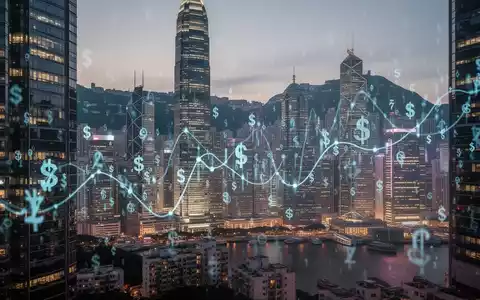Finanzviertel in Hongkong bei Sonnenuntergang mit leuchtenden Gebäuden und subtilen digitalen Währungssymbolen, die Investitionen darstellen. - Foto: über boerse-global.de