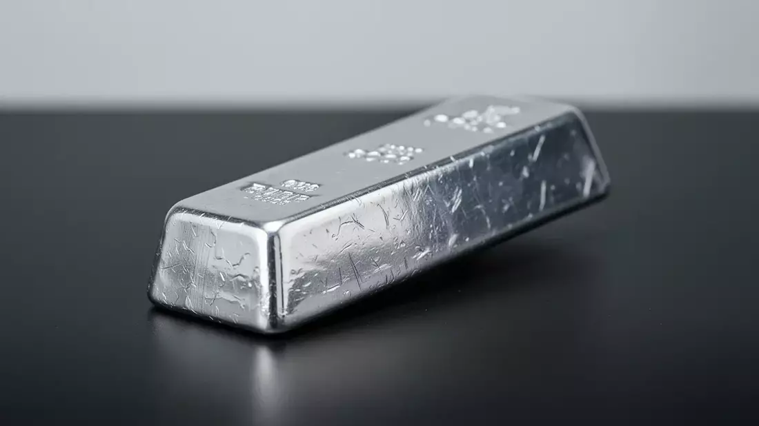 Plata se desploma 8.3% tras fuerte empleo en EE.UU. y repunte del dólar