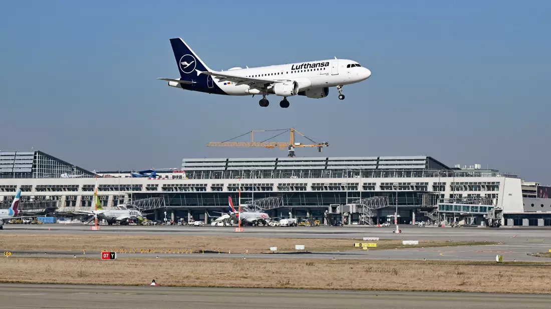 Eine Lufthansa-Maschine musste in Stuttgart zwischenlanden. (Archivbild) - Bild: Bernd Weißbrod/dpa