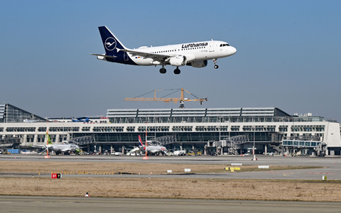 Eine Lufthansa-Maschine musste in Stuttgart zwischenlanden. (Archivbild) - Foto: Bernd Weißbrod/dpa