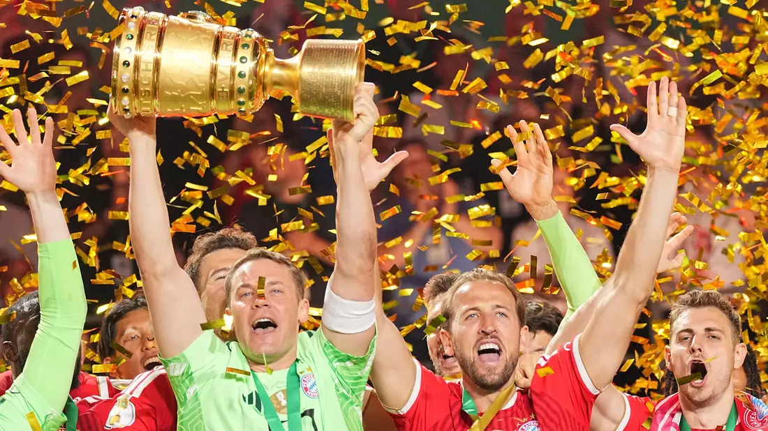 Der FC Bayern hofft mit Kapitän Manuel Neuer (l) und Torjäger Harry Kane (r) auf eine Wiederholung ihres DFB-Pokal-Erfolgs.   - Bild: Michael Kappeler/dpa