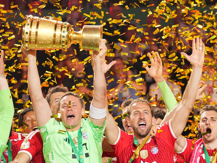 Der FC Bayern hofft mit Kapitän Manuel Neuer (l) und Torjäger Harry Kane (r) auf eine Wiederholung ihres DFB-Pokal-Erfolgs. - Foto: Michael Kappeler/dpa