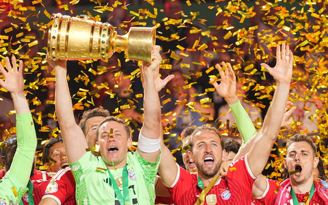 Der FC Bayern hofft mit Kapitän Manuel Neuer (l) und Torjäger Harry Kane (r) auf eine Wiederholung ihres DFB-Pokal-Erfolgs.   - Bild: Michael Kappeler/dpa
