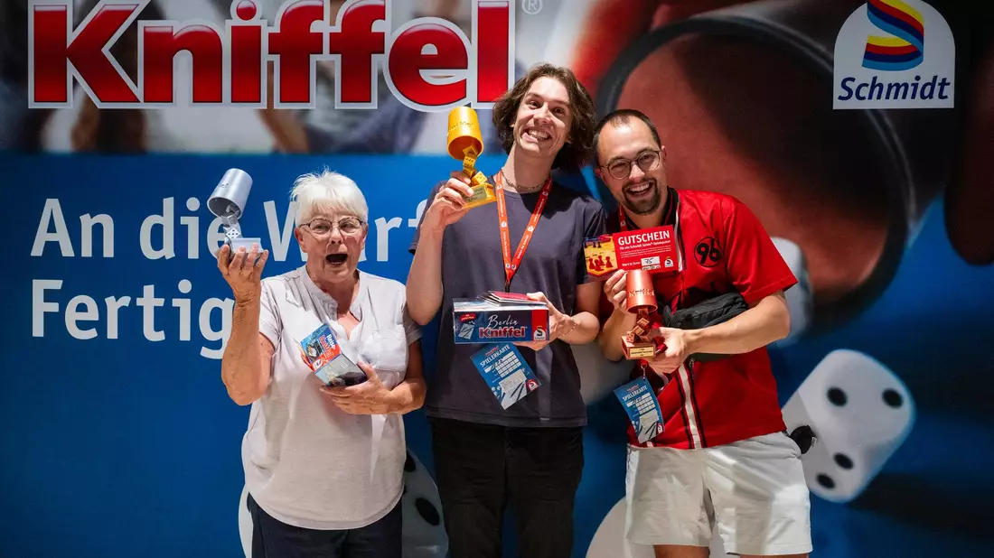 Die Besten: Katharina Lehmann (2. Platz, l-r), Lennart Fiedler (1. Platz), und Nico Richard (3. Platz). - Bild: Christophe Gateau/dpa