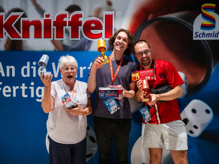 Die Besten: Katharina Lehmann (2. Platz, l-r), Lennart Fiedler (1. Platz), und Nico Richard (3. Platz). - Foto: Christophe Gateau/dpa