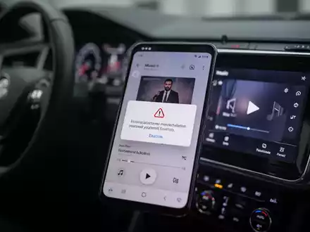 A smartphone displaying Android Auto with an error message on a car's infotainment screen, showing connectivity issues. - Foto: über boerse-global.de