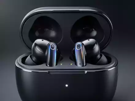 Realme Buds Air 8 Pro TWS earbuds in their open charging case, highlighting their sleek design and advanced audio technology. - Foto: über boerse-global.de
