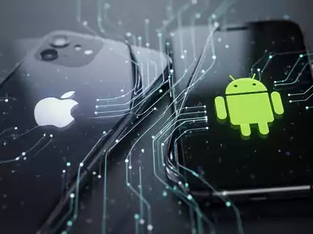 Two smartphones, one with an Apple logo and the other with an Android logo, connected by digital lines, symbolizing cross-platform communication. - Foto: über boerse-global.de