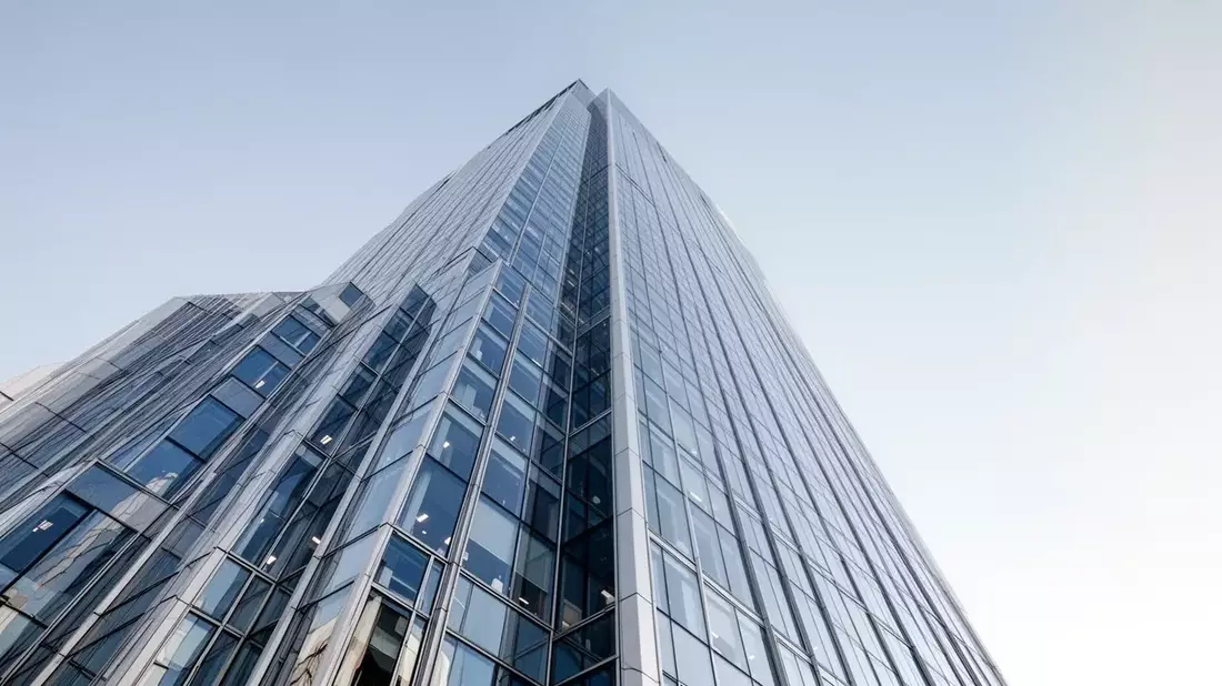 Vanguard FTSE All-World ETF Hits 52-Week High Then Slides on Tech Weakness and Rate Jitters