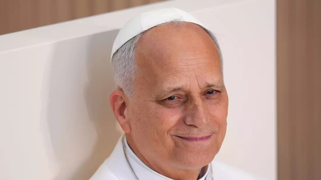 Papst Leo XIV. hat sich am ersten Tag seines einwöchigen Spanien-Besuchs für Frieden, Ausgleich und Dialog ausgesprochen. - Bild: Manu Fernandez/AP/dpa