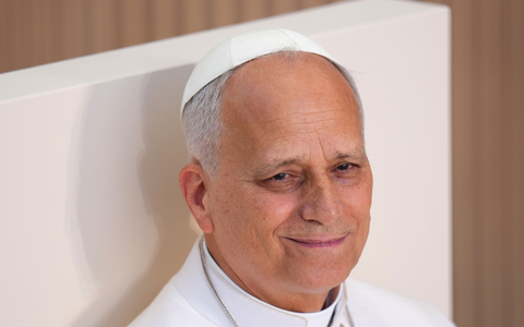 Papst Leo XIV. hat sich am ersten Tag seines einwöchigen Spanien-Besuchs für Frieden, Ausgleich und Dialog ausgesprochen. - Bild: Manu Fernandez/AP/dpa
