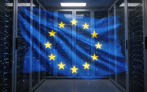 Eine stilisierte, leuchtend blaue EU-Flagge wird auf Server-Racks in einem Rechenzentrum projiziert, um digitale Souveränität zu symbolisieren. - Foto: über boerse-global.de
