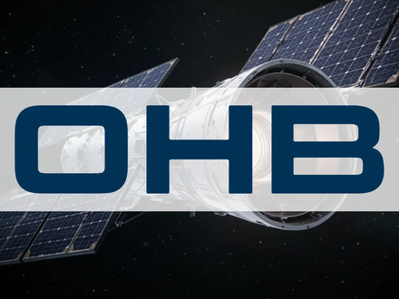 Ein stilisiertes, hochtechnologisches Satelliten- oder Raketenbauteil mit subtilem Leuchten vor einem dunklen Sternenhimmel. - Foto: über boerse-global.de