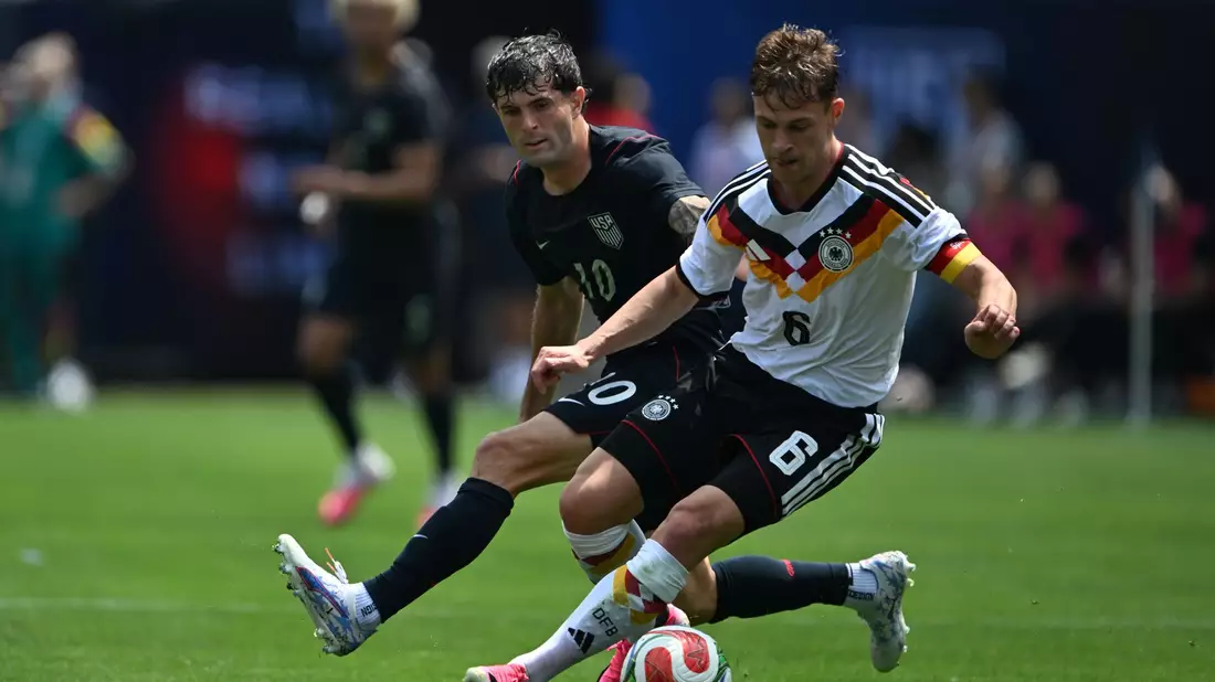 Joshua Kimmich im Zweikampf bei der WM-Generalprobe gegen die USA.  - Bild: Federico Gambarini/dpa