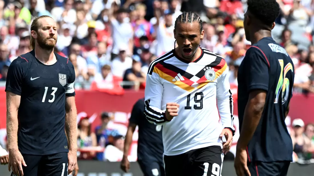 Leroy Sané bejubelt sein Tor bei der WM-Generalprobe gegen die USA.  - Bild: Federico Gambarini/dpa