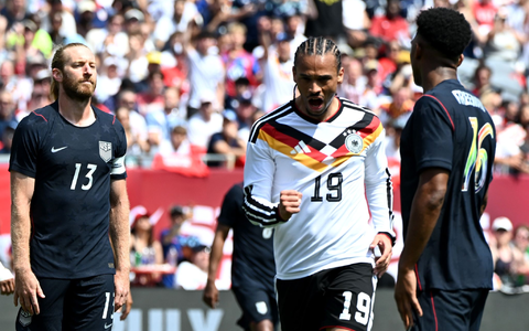 Leroy Sané bejubelt sein Tor bei der WM-Generalprobe gegen die USA.  - Bild: Federico Gambarini/dpa