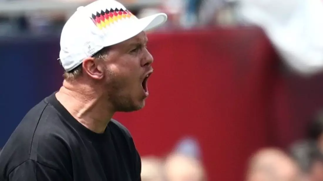 Bundestrainer Nagelsmann gibt lautstarke Anweisungen bei der WM-Generalprobe gegen die USA.  - Bild: Christian Charisius/dpa
