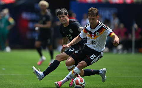 Joshua Kimmich im Zweikampf bei der WM-Generalprobe gegen die USA.  - Bild: Federico Gambarini/dpa