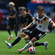 Joshua Kimmich im Zweikampf bei der WM-Generalprobe gegen die USA.  - Bild: Federico Gambarini/dpa