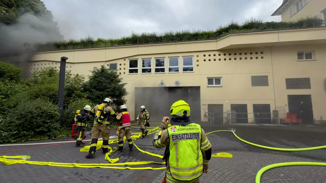 FW Königswinter: Brennende Fahrzeuge in Parkgarage sorgen für Großeinsatz der Feuerwehr - Bild: presseportal.de