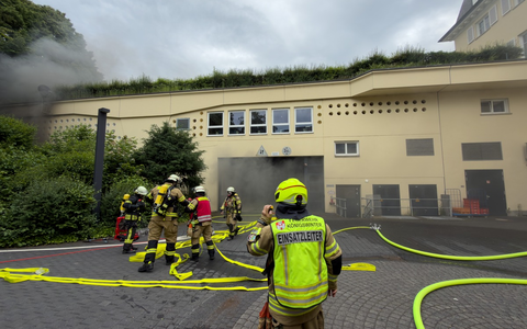 FW Königswinter: Brennende Fahrzeuge in Parkgarage sorgen für Großeinsatz der Feuerwehr - Bild: presseportal.de