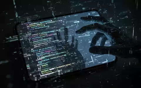 Ein Smartphone-Bildschirm zeigt fragmentierten, glitchigen Code und Daten mit einer digitalen Hand, die danach greift. Fokus auf Cybersicherheit. - Foto: über boerse-global.de