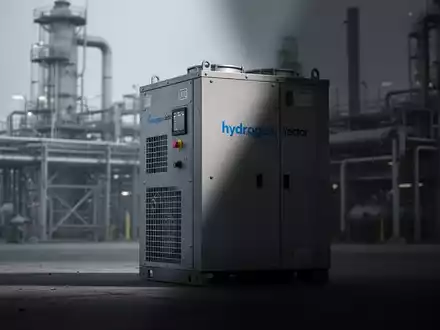 Eine einzelne Wasserstoff-Brennstoffzelle, teilweise im Schatten, vor einem verschwommenen Industriegelände, symbolisiert einen Marktrückgang. - Foto: über boerse-global.de