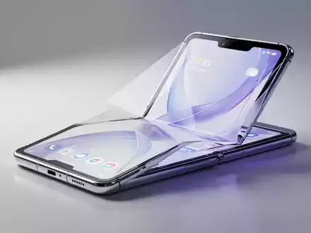 A sleek, partially open foldable smartphone in white or silver, with an indigo reflection. It represents the iPhone Ultra. - Foto: über boerse-global.de