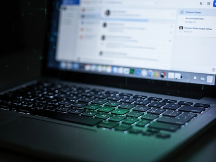 Close-up of a laptop keyboard with a blurred screen showing an email interface, representing email security vulnerabilities. - Foto: über boerse-global.de