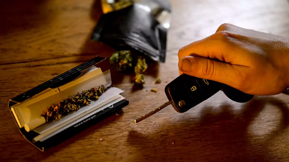 Schwere Unfälle mit Cannabis sollen künftig systematisch erfasst werden. (Illustration) - Bild: Fabian Sommer/dpa
