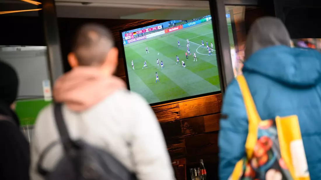 Viele Spiele bei der WM starten erst nach Mitternacht - und damit zu einer ungünstigen Zeit für die Gastronomie. (Archivbild) - Bild: Jonas Walzberg/dpa