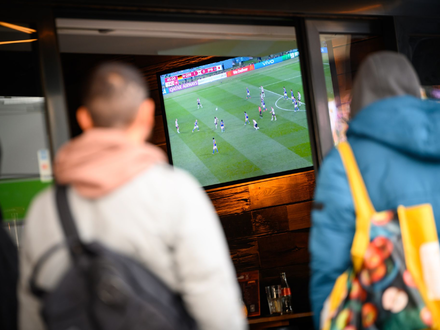 Viele Spiele bei der WM starten erst nach Mitternacht - und damit zu einer ungünstigen Zeit für die Gastronomie. (Archivbild) - Foto: Jonas Walzberg/dpa