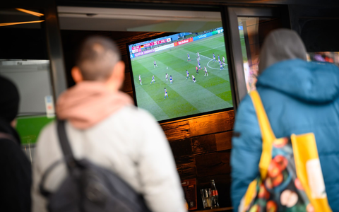 Viele Spiele bei der WM starten erst nach Mitternacht - und damit zu einer ungünstigen Zeit für die Gastronomie. (Archivbild) - Bild: Jonas Walzberg/dpa
