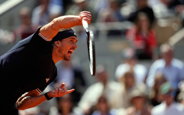 Alexander Zverev beim Aufschlag. - Foto: Christophe Ena/AP/dpa
