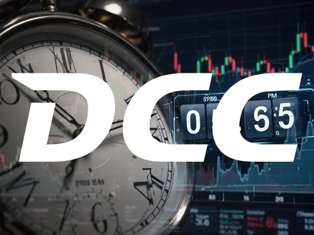 Eine Nahaufnahme einer Analoguhr, die auf 17:00 Uhr zeigt, mit einem digitalen Countdown und einem Börsendiagramm im Hintergrund. - Foto: über boerse-global.de