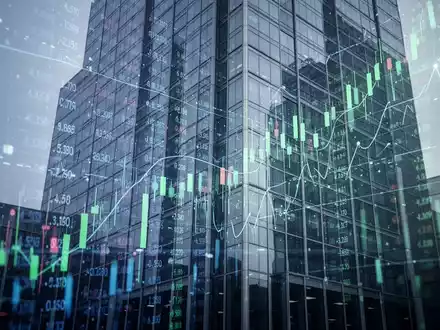 Abstrakte Darstellung von digitalen Finanzdaten, die mit der Fassade eines modernen Bürogebäudes verschmelzen. - Foto: über boerse-global.de