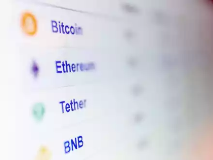 Mit den Kryptowährungen geht es in diesem Jahr bisher bergab. (Symbolbild) - Foto: Karl-Josef Hildenbrand/dpa