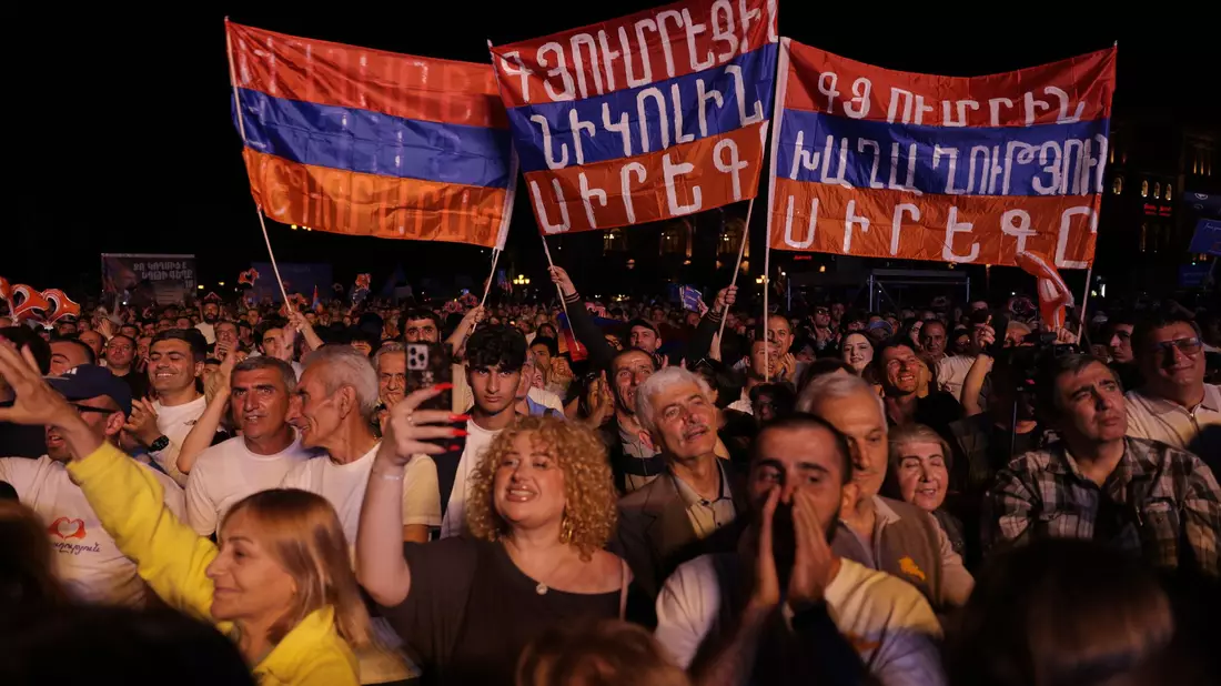 Am letzten Wahlkampftag versammelte Paschinjan seine Anhänger auf dem zentralen Platz der Republik in Eriwan. - Bild: Anthony Pizzoferrato/AP/dpa