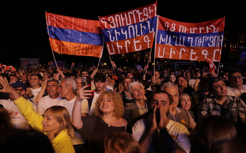 Am letzten Wahlkampftag versammelte Paschinjan seine Anhänger auf dem zentralen Platz der Republik in Eriwan. - Foto: Anthony Pizzoferrato/AP/dpa