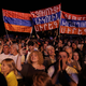 Am letzten Wahlkampftag versammelte Paschinjan seine Anhänger auf dem zentralen Platz der Republik in Eriwan. - Bild: Anthony Pizzoferrato/AP/dpa
