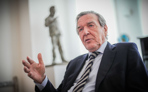 Schröder wurde von Putin als Unterhändler vorgeschlagen, was auf deutscher Seite nicht ernst genommen wird. (Archivbild) - Bild: Michael Kappeler/dpa