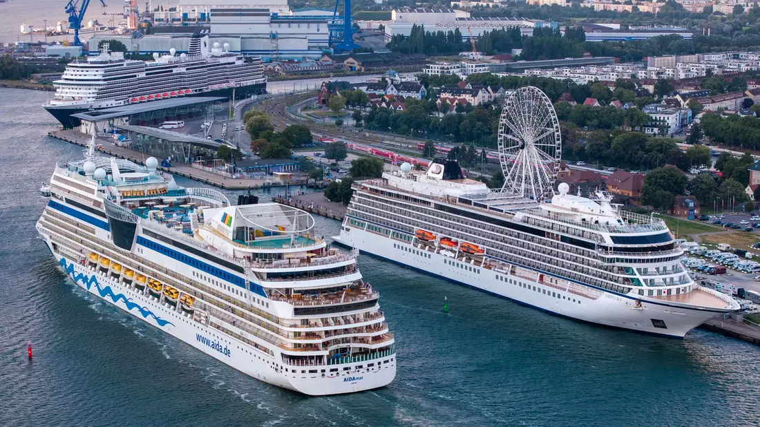 In Norddeutschland ist die Kreuzfahrt ein Wirtschaftsfaktor. Die wichtigsten Häfen sind: Hamburg, Kiel, Rostock-Warnemünde, Bremerhaven. (Archivbild) - Bild: Jens Büttner/dpa