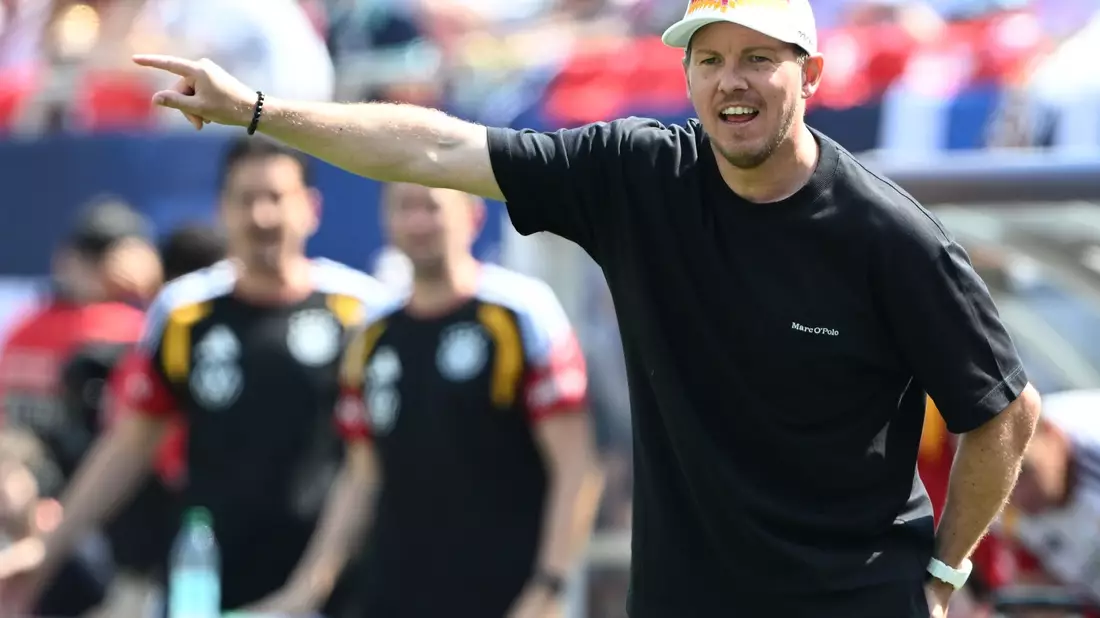 Julian Nagelsmann gibt Anweisungen bei der WM-Generalprobe der Nationalmannschaft. - Bild: Federico Gambarini/dpa