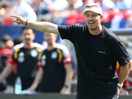 Julian Nagelsmann gibt Anweisungen bei der WM-Generalprobe der Nationalmannschaft. - Foto: Federico Gambarini/dpa